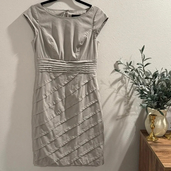 Adrianna Papell Size 6 Diagonal Panel Sheath Dress Capped Sleeve Office Job Chic - Picture 1 of 7